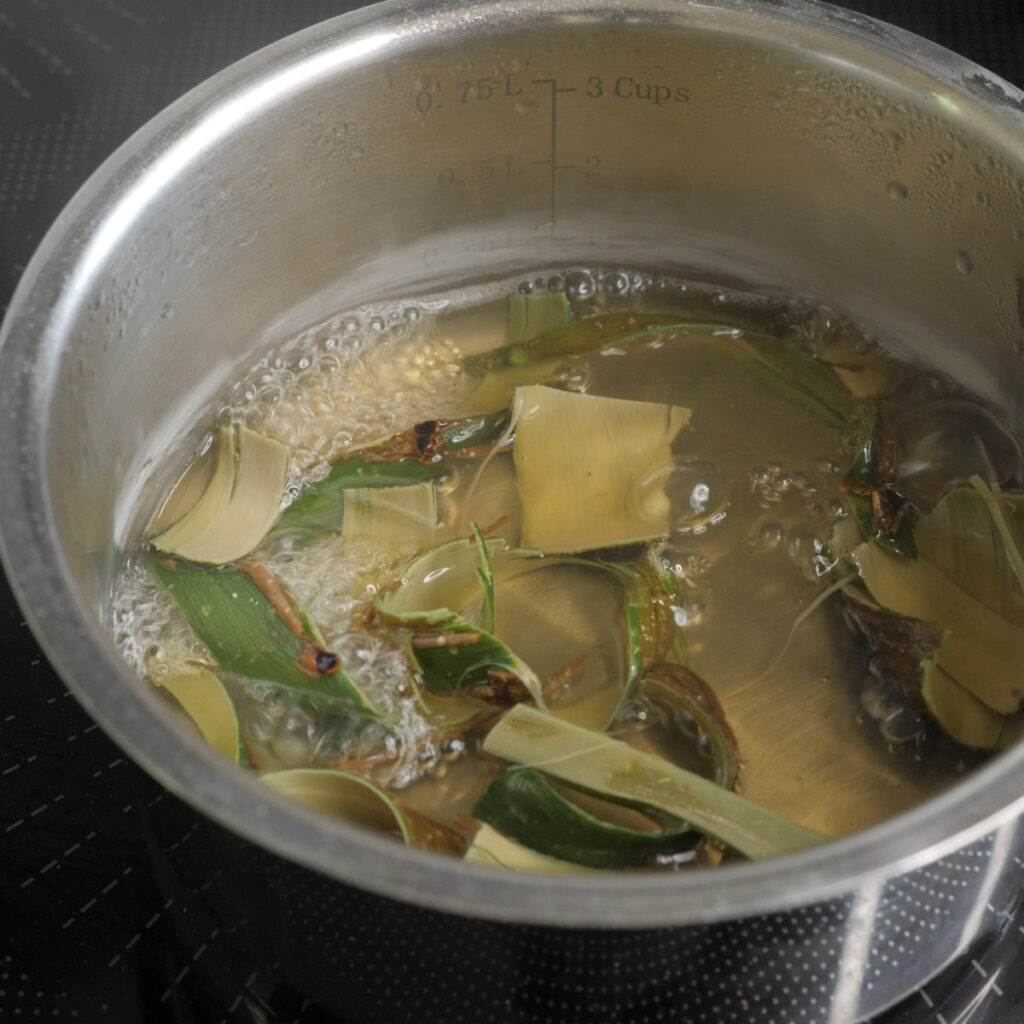 Making Albizia Bark Decoction